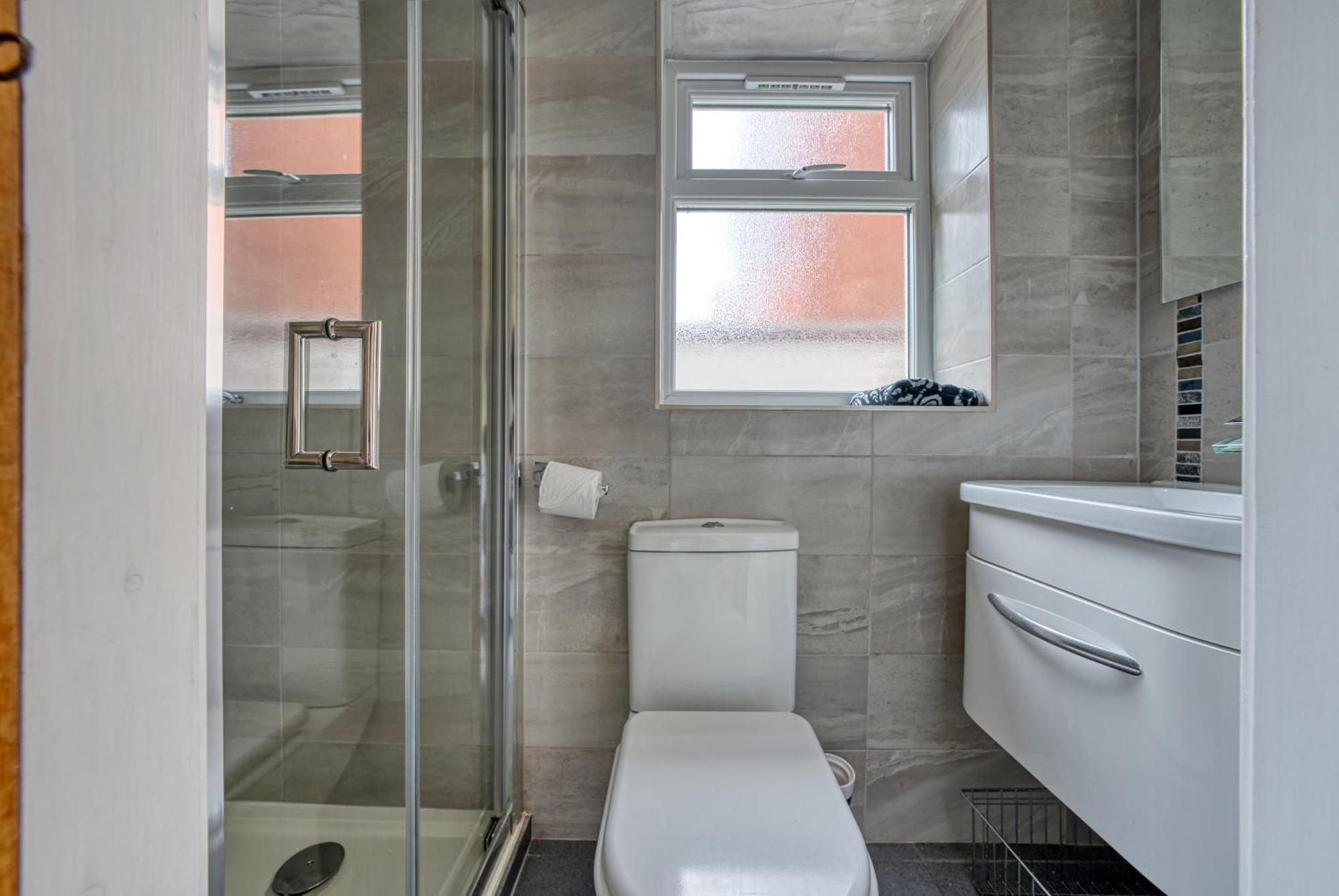 4 Bedroom, 6 Beds, 3 Bathrooms, Near Nec & Birmingham Airport, Business, Contractor And Family Friendly, Free Wi-Fi, Free Parking Coventry Exterior foto